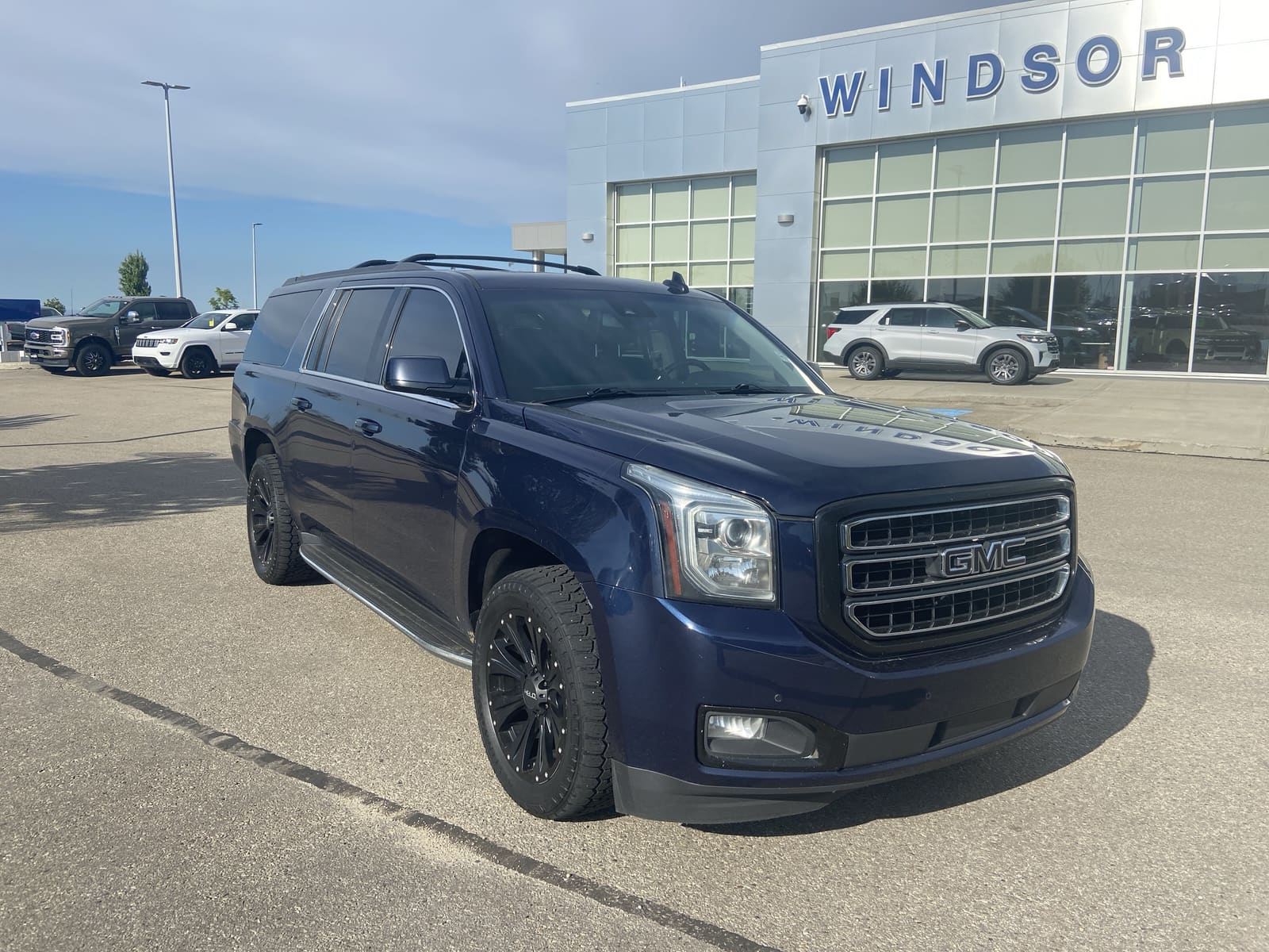 2017 GMC Yukon XL SLT — photo 1 of 32